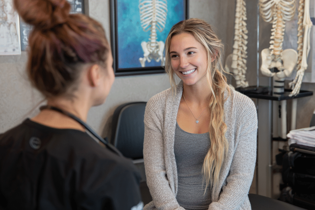 Happy_client_and_her_chiropractor